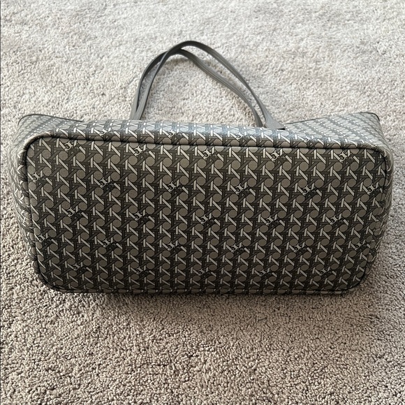 Tory Burch Ever Ready Gray Patterned Tote - Picture 7 of 8